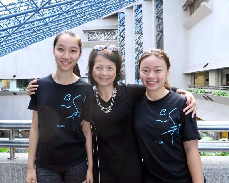 GYDP課程統籌劉燕玲（中），及其兩名學生盧心瑜（左）和黃以晴（右）