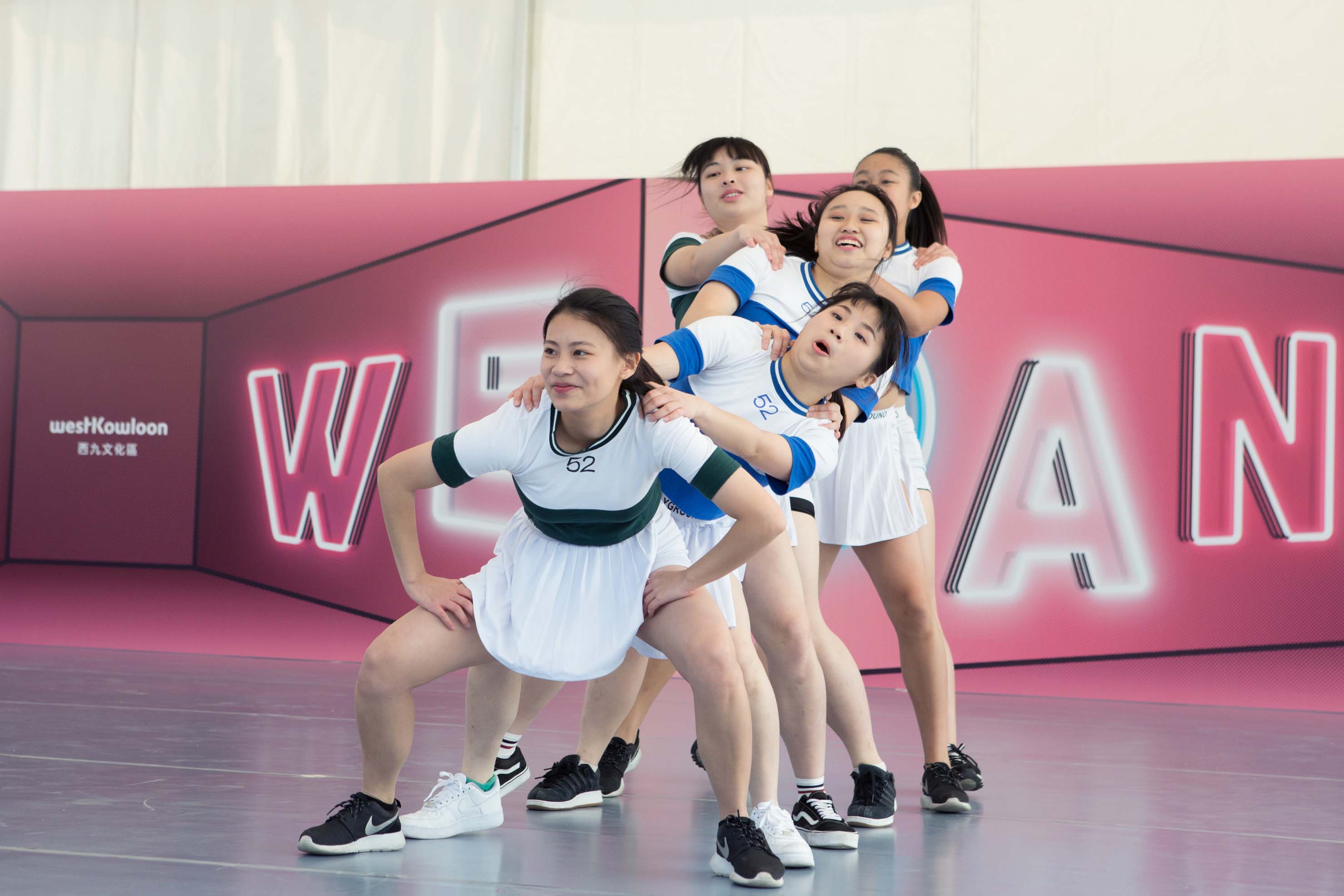 香港演艺学院表演艺术教育中心的中学生，术教育中心的一群青春可人的中学生，穿上啦啦队服饰的少男少女跑上舞台，随着熟悉的音乐跳着舞步，还有板有眼的踢腿、打侧手翻。