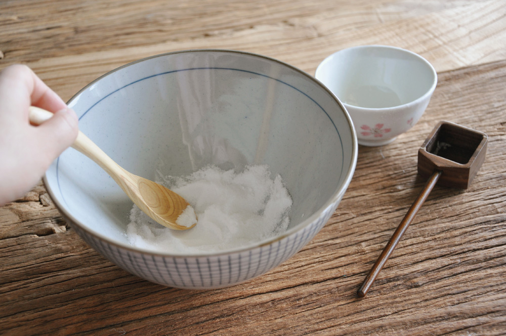 2. Mix 16g of white jelly powder and 10–15g of white sugar in a separate bowl.
