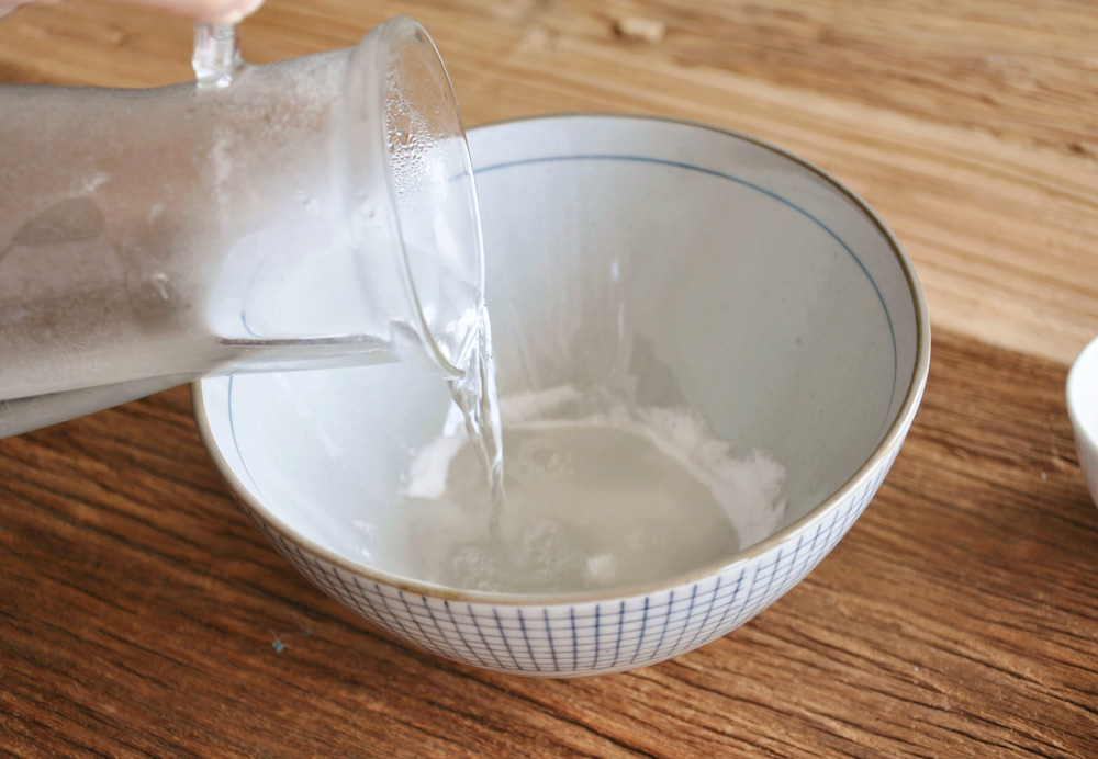 3. Prepare 510–520ml of hot water and add a third to the sugar/jelly powder mixture.