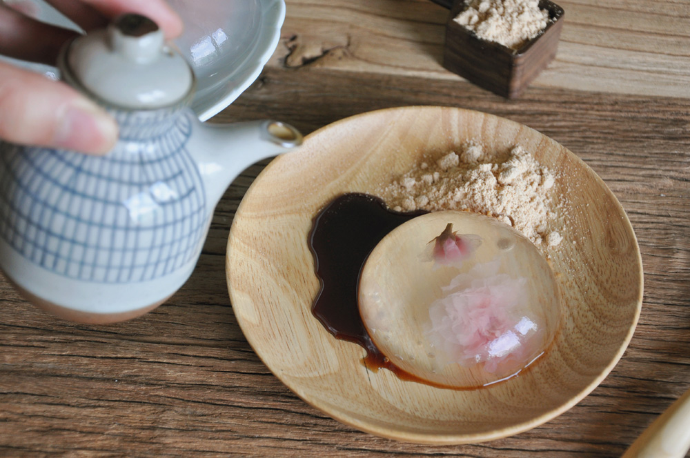 8. Once the cakes are set, remove the lids. Lay a plate over the moulds and turn the plate and moulds over to remove the cakes. Serve your Cherry Blossom Raindrop Cakes with roasted soy flour and black syrup to give your mum a wonderful Mother’s Day surprise!