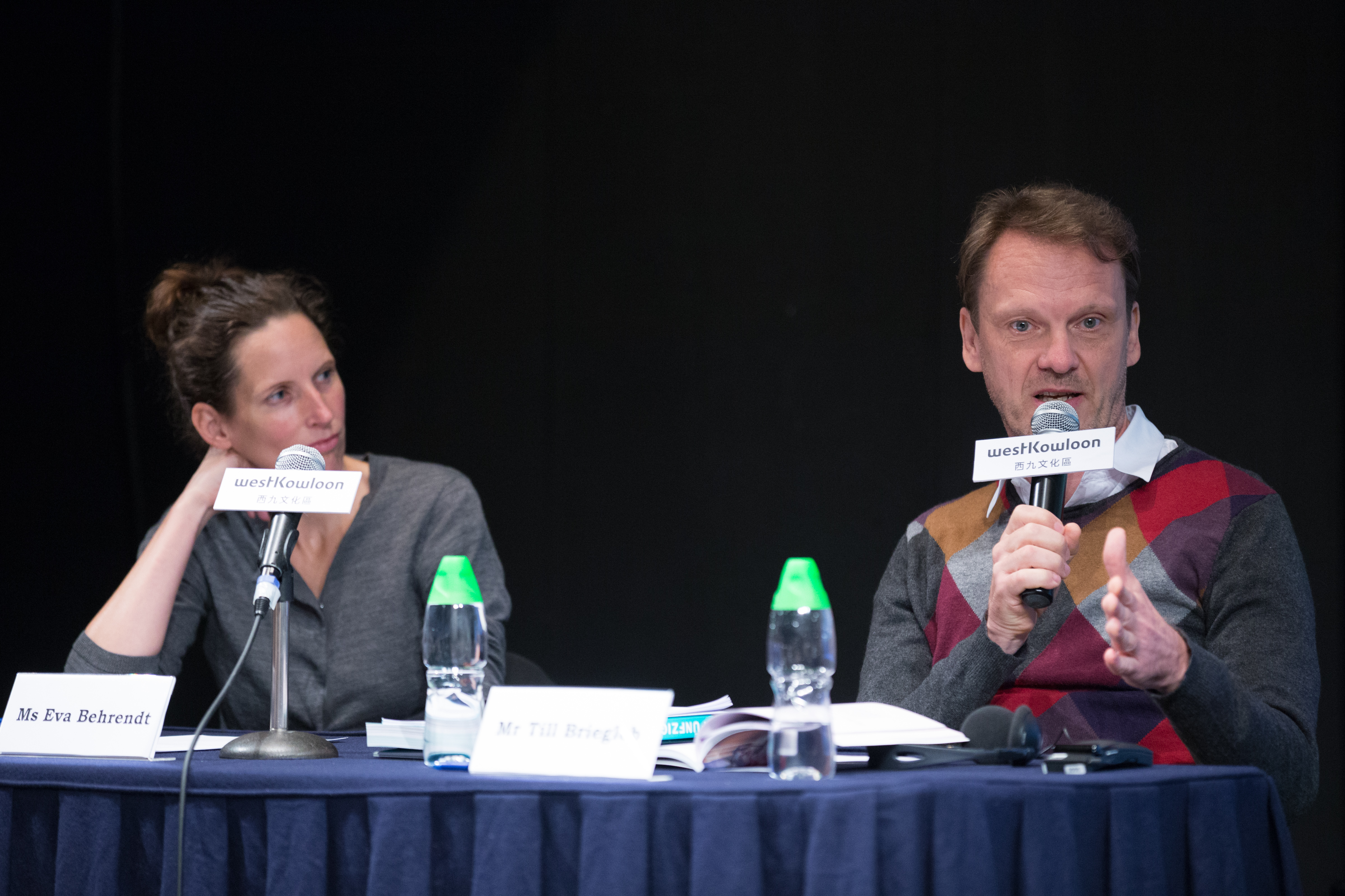 两位访港的德国柏林戏剧节评委 (左：艾娃．比亨特（Eva Behrendt）, 右: 缇尔．布列格利（Till Briegleb）