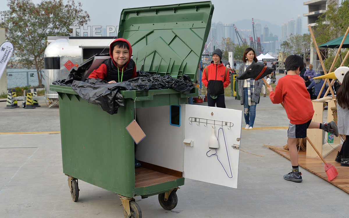這個模擬露宿者流動居所的垃圾回收廂，極受觀眾歡迎。